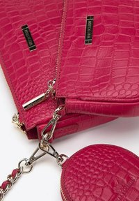 Borsa a tracolla in pelle rosa con stampa a croco, dotata di una catena e dettagli in metallo argentato, inclusa un'attaché circolare per monete.