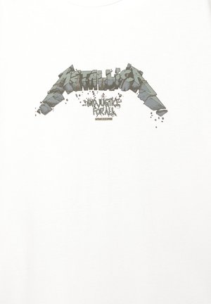 Hvid bomulds T-shirt med et grafisk print af "Metallica" logoet og sætningen "…And Justice for All" i sort og grå teksturer.