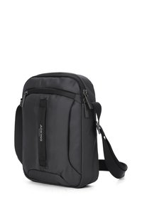 Borsa a spalla nera realizzata in tessuto testurizzato, con chiusura a zip, tasca frontale, tracolla regolabile e dettagli del logo sul davanti.