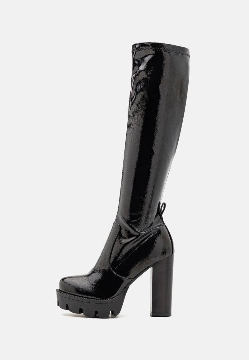 Mustat polven yli ulottuvat saappaat kiiltävällä pinnalla, paksulla alustalla ja korkealla korolla. Sisältää ommeltuja yksityiskohtia ja vetotarran takana.