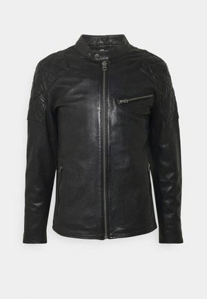 Schwarze Lederjacke mit gesteppter Schulterpartie, Stehkragen mit Druckknopf und drei Reißverschlusstaschen vorne.