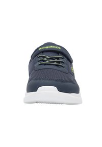 Marineblauer Mesh-Sneaker mit weißer Gummisohle, grünen Akzenten, runder Zehenpartie und vorderem Schnürsystem. Mit Markenlogo an der Seite.