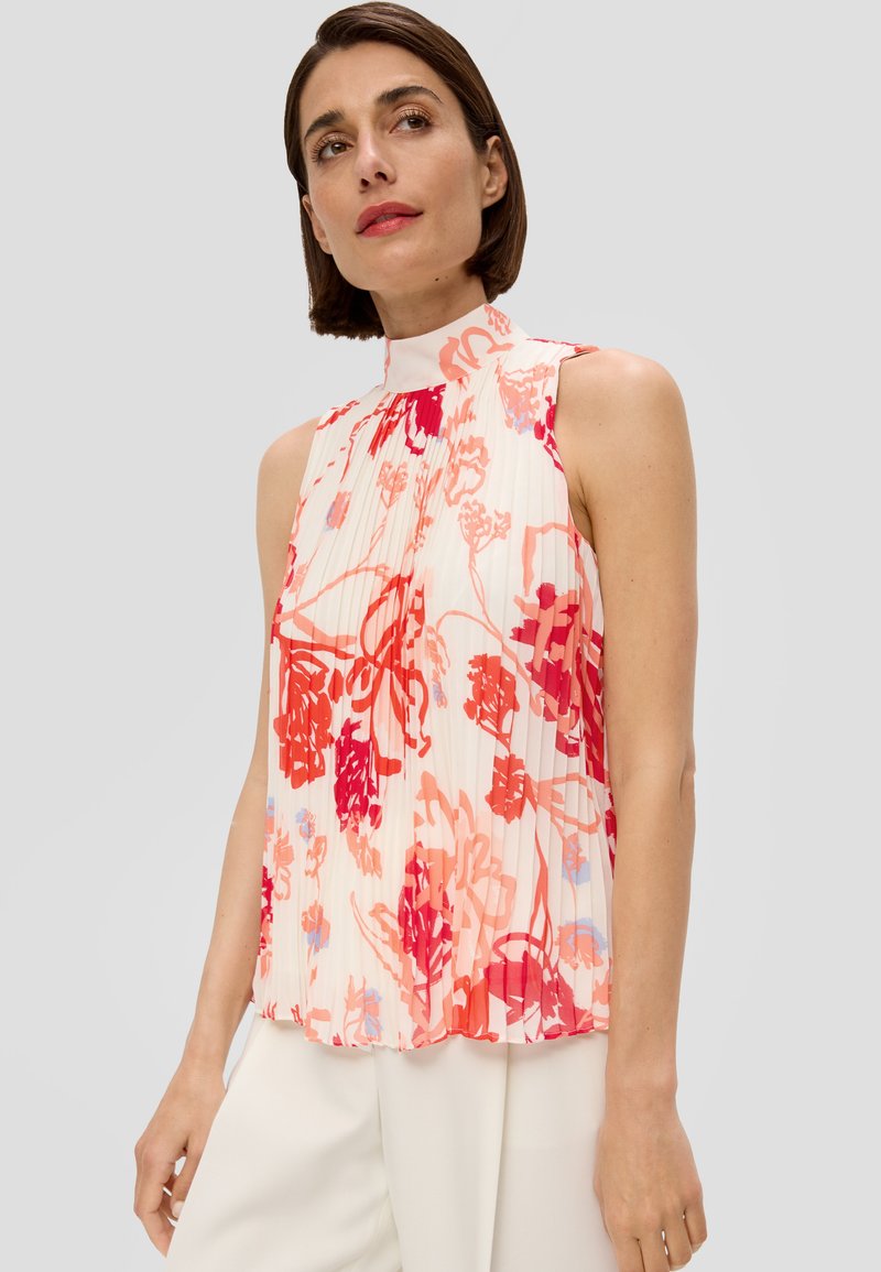 Ärmellose Bluse mit floralem Muster und hohem Kragen, mit Falten und weißem Hintergrund. Die Farben umfassen Rot, Pink und helle blaue Akzente.