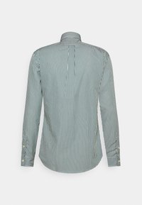 Koszula z długim rękawem, w zielono-białe paski, z kołnierzykiem, z guzikami przy mankietach, zaokrąglony dół, gładka tekstura. Wyświetlany widok z tyłu.