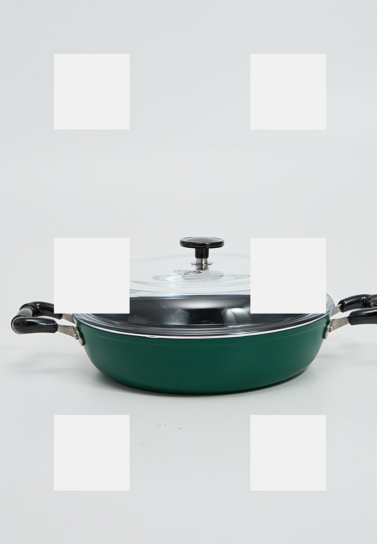 Pentola da cucina verde, di forma rotonda, con manici in metallo, coperchio in vetro e pomolo nero. La superficie è liscia con una finitura lucida.