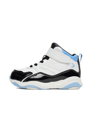 Sneaker high-top bianca e nera con accenti azzurri, una fascetta in Velcro, lacci neri e suola texturizzata.