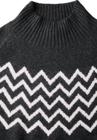 Maglione grigio scuro con un motivo a zigzag bianco nella parte inferiore e colletto a coste. Tessuto morbido, design aderente con maniche raglan.