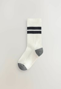 Weiße gerippte Socke mit zwei dunkelblauen Streifen, grauen Akzenten an Zehen und Ferse. Weicher Stoff, standardmäßige Form, geeignet für Freizeitbekleidung.