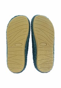 Fluffy blauwe slippers met een rubberen basis en een gestructureerde onderkant, voorzien van antislipgroeven en gemarkeerd met maat 38 in een ronde inset.