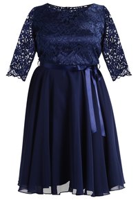 Robe bleu marine avec des manches en dentelle trois-quarts, un corsage en dentelle florale, une ceinture en ruban de satin, et une jupe fluide en chiffon.