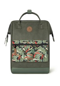 Sac à dos en simili cuir vert avec une poignée supérieure, doté une poche avant zippée avec un motif de feuilles colorées et un patch logo.