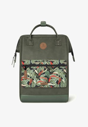 Grüner Kunstleder-Rucksack mit einem oberen Griff, ausgestattet mit einer Reißverschlusstasche auf der Vorderseite, die mit einem bunten Blättermuster und einem Logopatch verziert ist.