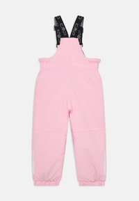 Macacão de neve rosa com alças ajustáveis pretas, cintura elástica e detalhes reflexivos nos tornozelos. Material liso e impermeável.