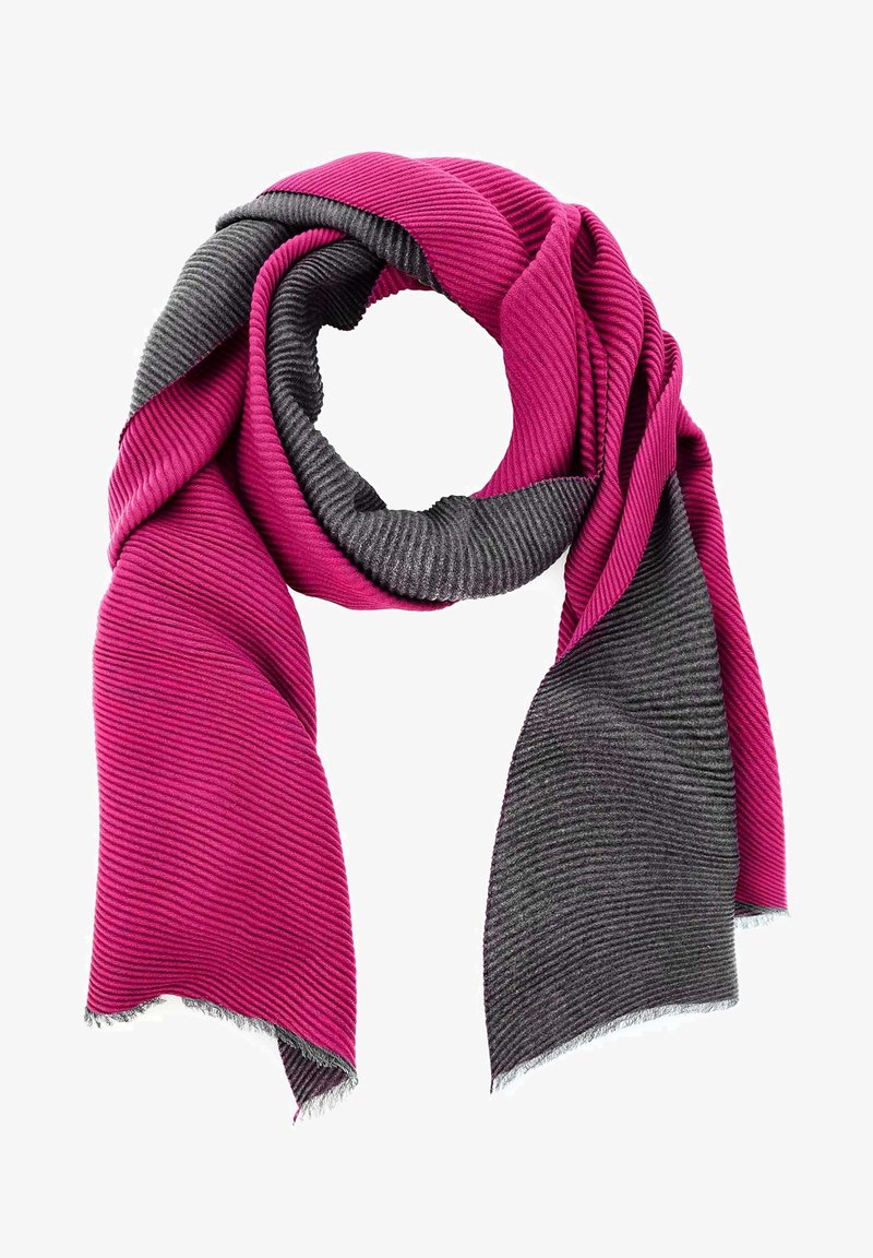Écharpe côtelée enroulée en boucle avec des blocs de couleur gris foncé et magenta alternés, bords légèrement effilochés.