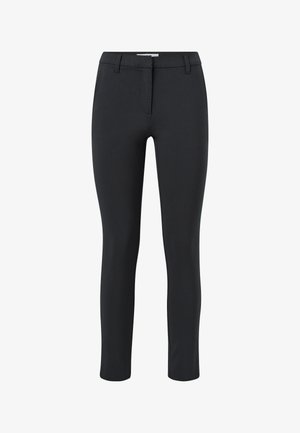 Schwarze maßgeschneiderte Hose mit schmaler Passform, gerade Beinform, Reißverschluss und seitlichen Taschen. Der Stoff wirkt glatt mit minimaler Textur.