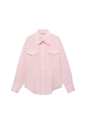 Jasnopinkowa koszula z długim rękawem, z kołnierzykiem, dwoma kieszeniami na piersi, z zapięciem na guziki z przodu i luźnym krojem. Gładka tekstura.