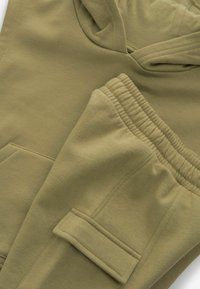 Next SHORT SLEEVE SET - REGULAR FIT - Pulover s kapuco - khaki green