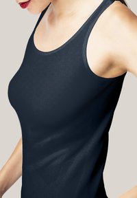 Schwarzes, eng anliegendes Tanktop mit rundem Ausschnitt und schmalen Trägern, aus dehnbarem Stoff gefertigt, mit glatter Textur und minimalistischem Design.