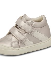 Scarpa per bambini in pelle metallica chiara con due cinturini regolabili a strappo e suola in gomma crema.