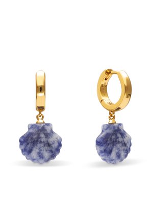 Goldene Creolen-Ohrringe mit blau marmorierten muschelförmigen Anhängern, die an jedem Creolen hängen, auf weißem Hintergrund präsentiert.