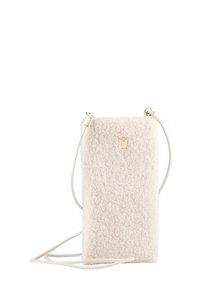 Biała torba crossbody z futerkiem, o teksturowanej powierzchni, cienkim regulowanym pasku i małym złotym logo z przodu.