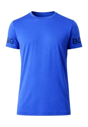 Tricou albastru cu guler rotund și mâneci scurte, cu text negru „BOBG” parțial vizibil pe ambele mâneci, vedere frontală pe fundal alb simplu.