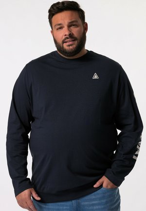Marineblaues Langarm-T-Shirt aus Baumwolle, mit einem kleinen Logo auf der Brust und einem Textdesign entlang des linken Ärmels.