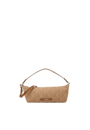 Piccola borsa rettangolare beige con manici in pelle marrone, motivo logo ripetuto su tutta la superficie e etichetta Calvin Klein sul davanti.