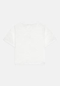 T-shirt a maniche corte di colore bianco semplice, realizzato in cotone morbido. Presenta un collo rotondo e un design comodo con una texture liscia.