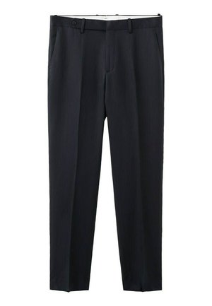 Czarne, dopasowane spodnie garniturowe z bocznymi kieszeniami, szlufkami na pasek i zapięciem na guzik w pasie, prezentowane na białym tle.