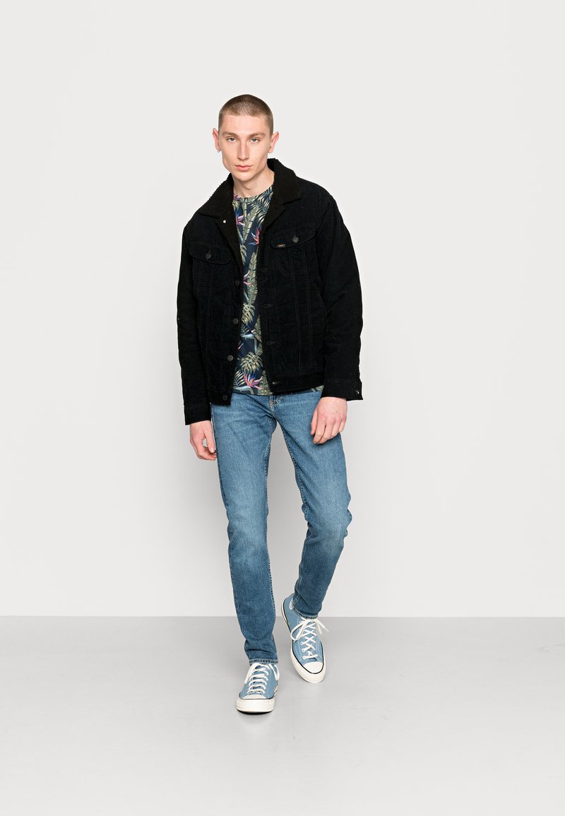 Herren T-Shirts basic | Jack & Jones JJCOASTAL CREW NECK T-Shirt print navy blazer/dunkelblau - ZE36400 Herren T-Shirts basic | Jack & Jones JJCOASTAL CREW NECK T-Shirt print navy blazer/dunkelblau - ZE36400