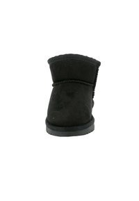 Stivaletto corto nero in suede con punta rotonda, interno morbido foderato, dettagli cuciti e suola piatta in gomma.