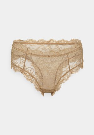 Blonde blondett i lyse beige med blomster mønster, bølgete kanter og en semi-transparent design. Har myke, delikate teksturer.