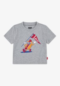 Ανοιχτό γκρι παιδικό T-shirt με καρτούν ζεστό σκνίπα που φορά γυαλιά ηλίου και κρατά κόκκινη σημαία Levi's.