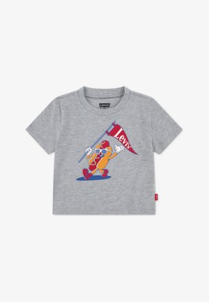 Jasnoszary dziecięcy T-shirt z chodzącym kreskówkowym hot dogiem w okularach przeciwsłonecznych, trzymającym czerwoną flagę Levi's.