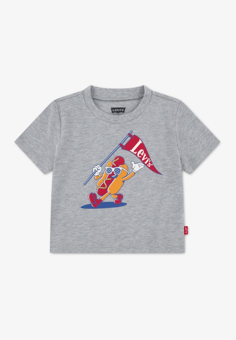 Ανοιχτό γκρι παιδικό T-shirt με καρτούν ζεστό σκνίπα που φορά γυαλιά ηλίου και κρατά κόκκινη σημαία Levi's.