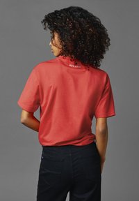 Red Bull Racing x Pepe Jeans RED BULL RACING LOGO DRIVER TEE - Apdrukāts T-krekls - mars red