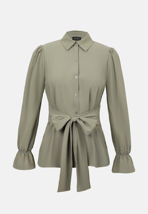 Blouse vert sauge à manches longues avec fermeture à boutons à l'avant, poignets froncés, épaules bouffantes et large ceinture nouée en nœud à l'avant au centre.