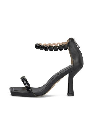 Sandalia negra de tacón alto con puntera cuadrada, tiras en el tobillo y en los dedos adornadas con cuentas negras facetadas, y cierre de cremallera trasero.
