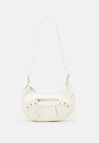 Bílá kožená ramenní taška s zakřiveným tvarem, zipovou kapsou a skladovými detaily. Obsahuje stříbrné kování a nastavitelný popruh.