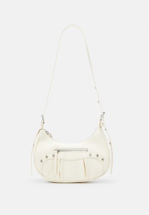 Sac à épaule en cuir blanc avec une forme courbée, poche zippée et détails plissés. Possède des accessoires en métal argenté et une sangle réglable.