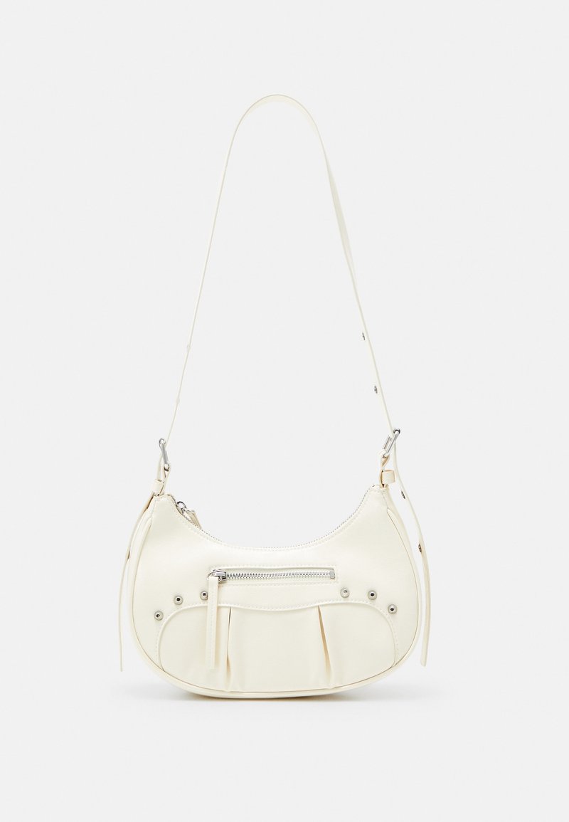 Bílá kožená ramenní taška s zakřiveným tvarem, zipovou kapsou a skladovými detaily. Obsahuje stříbrné kování a nastavitelný popruh.