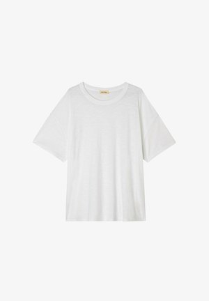 Balts, īsām piedurknēm T-krekls, kas izgatavots no viegla auduma, ar apaļu kaklu un brīvu piegriezumu, nedaudz nolaiztām plecu šuvēm.