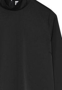 Haut noir à col montant en tissu lisse. Doté d'une fermeture éclair dans le dos et de manches longues avec des détails de couture minimaux.