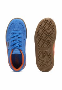 Mėlyni suede sportbačiai su oranžiniais akcentais, apvaliu nosiu, šnaruotiniai, tekstūruota ruda guma padais su apskritais raštais.