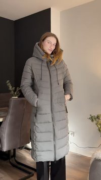Lang, grå dunjakke med høy krage, glidelås foran og to sidelommer; har quiltet design og justerbare snorer på hetten.