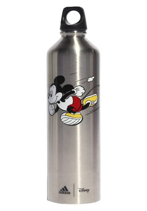Butelka na wodę ze stali nierdzewnej z czarną nakrętką. Posiada kolorową grafikę przedstawiającą biegającego Myszka Mickey, z logo Adidas i Disney umieszczonymi blisko podstawy.