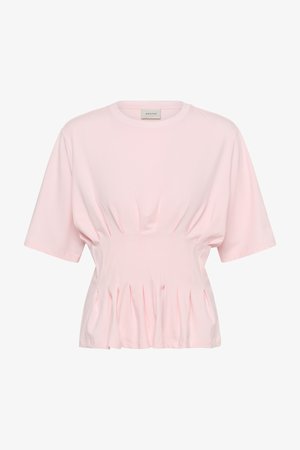 Svetloružový top s krátkym rukávom, zoškrobeným pásom a volánikovým lemom, okrúhlym výstrihom a jemnými riasenými detailmi.