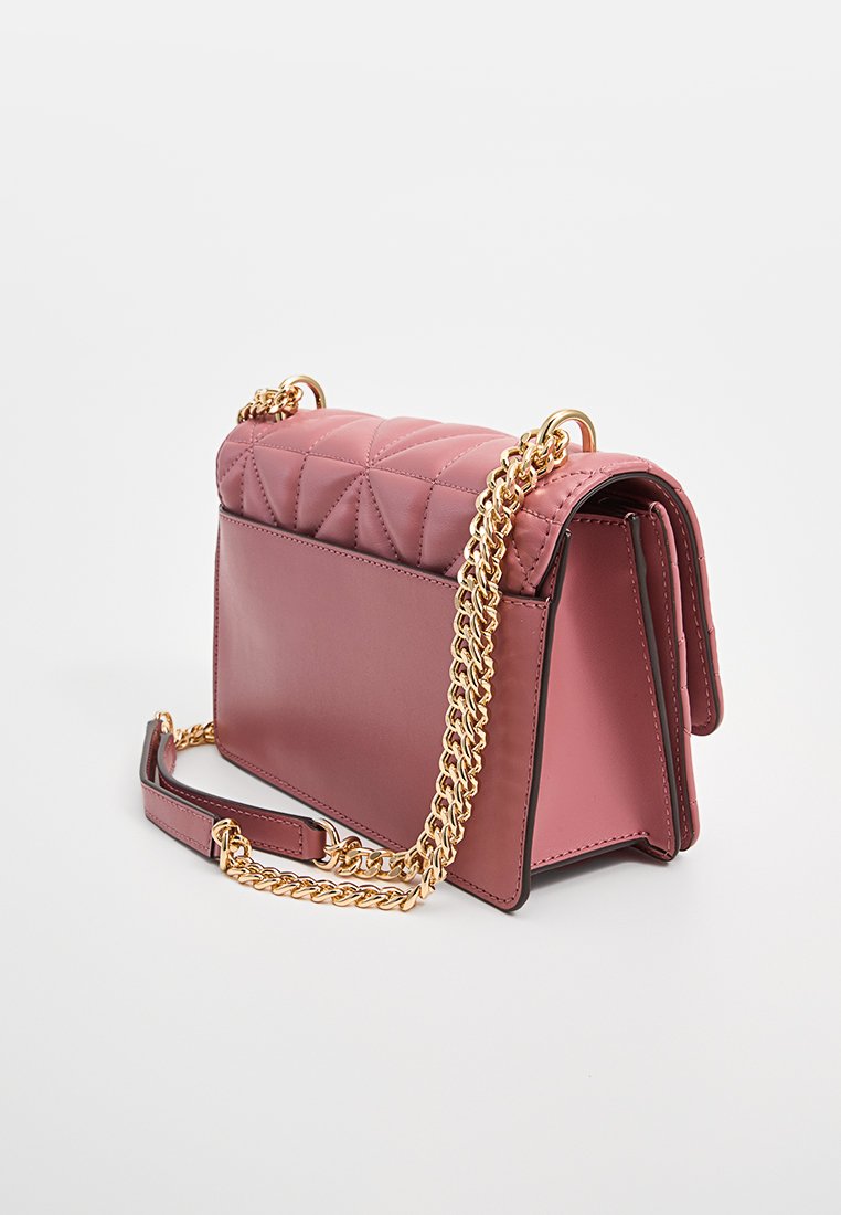 Sac à main rose matelassé avec une chaîne en or, doté d'une forme structurée et d'une texture lisse, conçu avec un rabat rabattable.