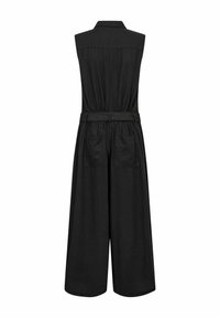 Svart ärmlös jumpsuit med krage, bälte i midjan och vid bendesign. Har två bakfickor och en mjuk textur.